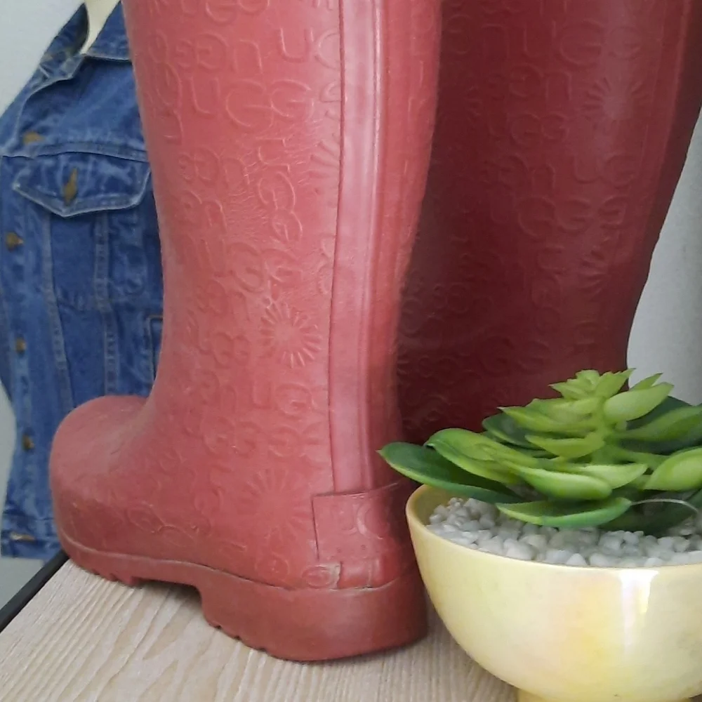 UGG rainboots